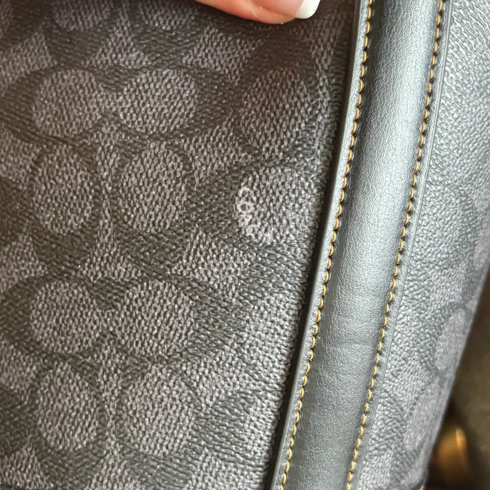Authentic Coach Signature/Smooth leather w Celestial Cat Design bucket shoulder - Picture 11 of 15